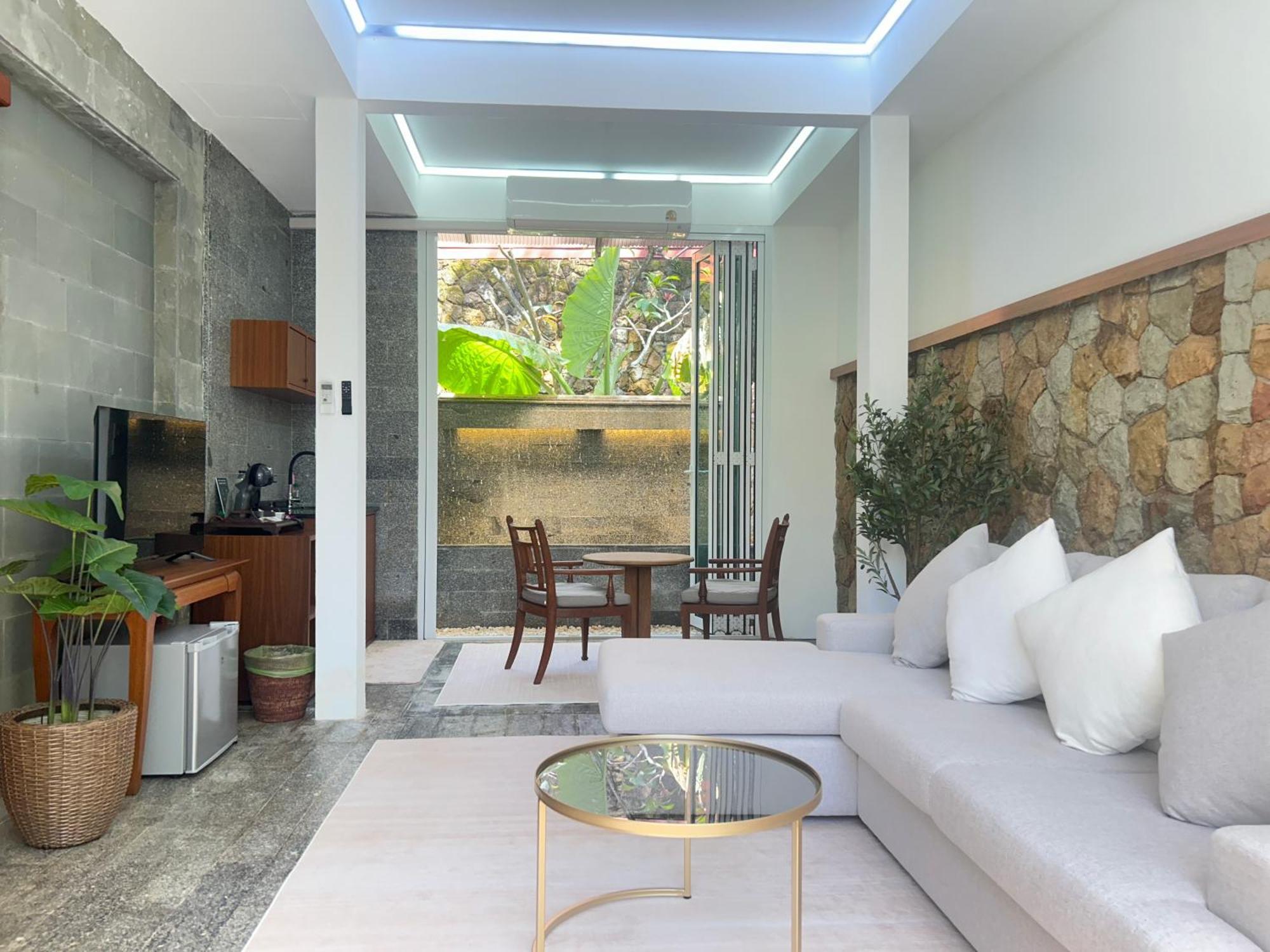 Sala Outdoor Hydropool Garden